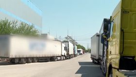 VIDEO Șoferii de TIR, blocați în zozi kilometrice din cauza noului sistem vamal. Șoferii de TIR continuă să se confrunte cu un adevărat calvar